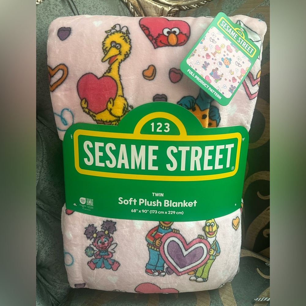 Sesame Street Plush Blanket Twin 68x90” Pink and multicolored new